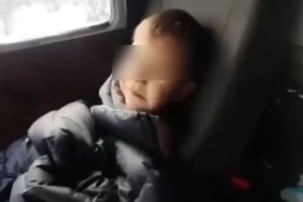 -30 dərəcə şaxtada küçədə qalan üç yaşlı uşaq xilas edildi - VİDEO