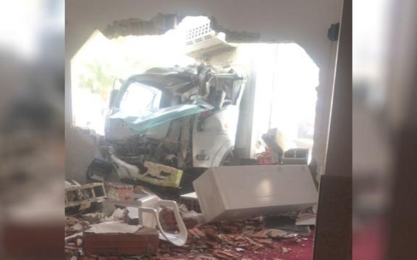 Səudiyyə Ərəbistanında yük avtomobili məscidə girib, 5 nəfər yaralanıb