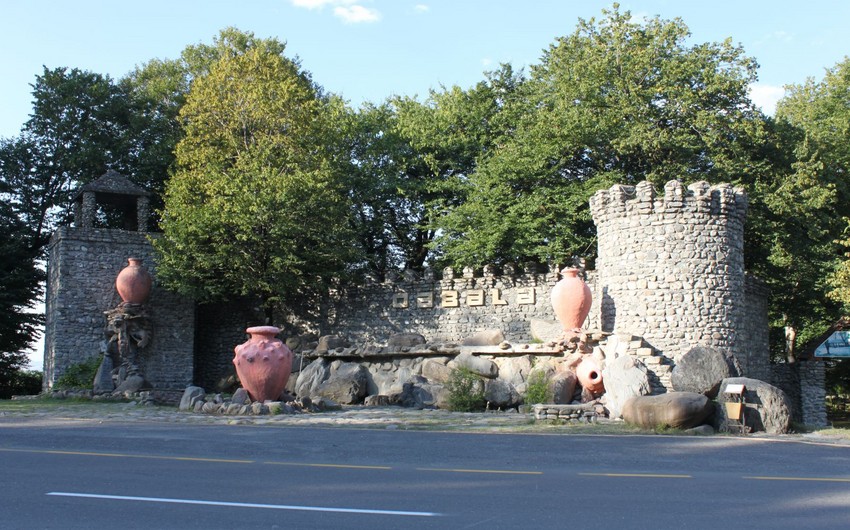 Qəbələdə yol kənarında kişi meyiti aşkarlanıb