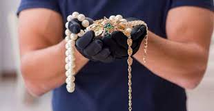 Bakıda mağazadan külli miqdarda pul və qızıl-zinət əşyaları oğurlanıb