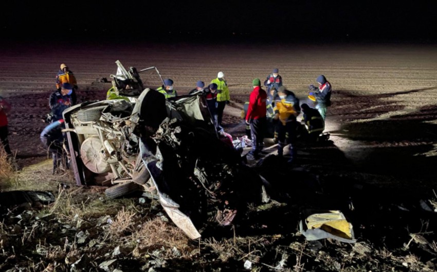 Türkiyədə iki avtomobil toqquşub, 7 nəfər ölüb