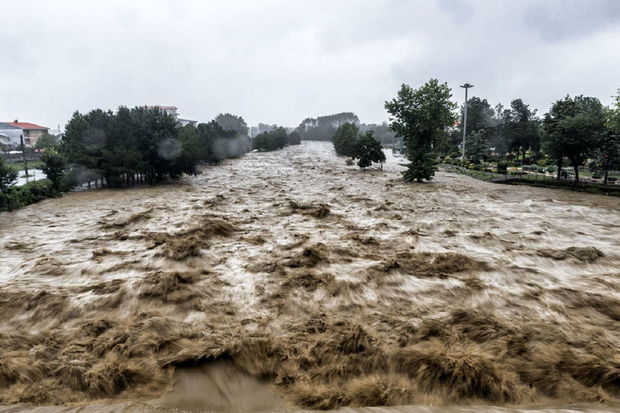 İranda güclü yağışlar daşqınlara səbəb oldu: Qurbanlar var - VİDEO