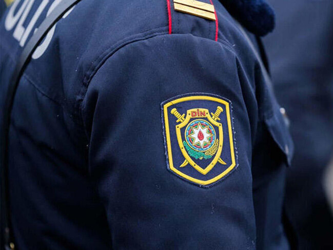 Yeni ilin ilk gecəsi Bakıda DAVA: İçkili şəxs polisin poqonunu cırdı