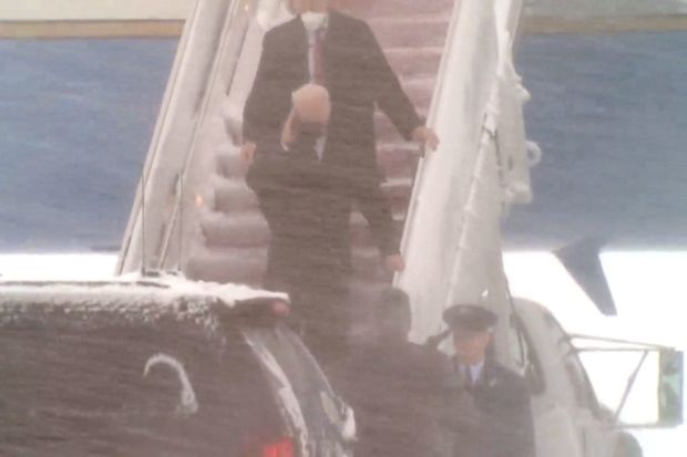 Самолет Байдена попал в сильнейшую бурю - ВИДЕО