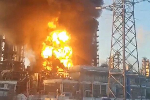 В России загорелся нефтеперерабатывающий завод - ВИДЕО