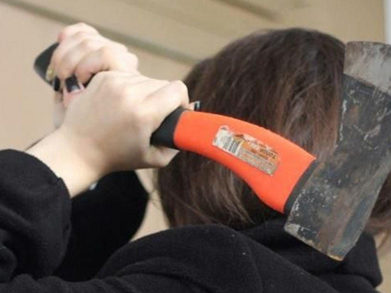 Azərbaycanda qadın ərini balta ilə qətlə yetirdi