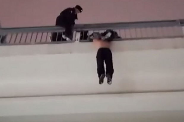 Körpüdən yıxılmaq üzrə olan kişi son anda xilas edildi - VİDEO