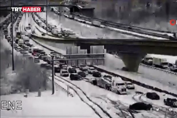 ABŞ-da yollar bağlandı: Sürücülər 15 saat tıxacda qaldılar - VİDEO