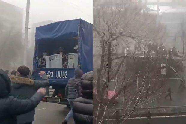 Qazaxıstanda nümayişçilər polisin texnikasını ələ keçirib hökumət binasına doğru hərəkət edir - VİDEO