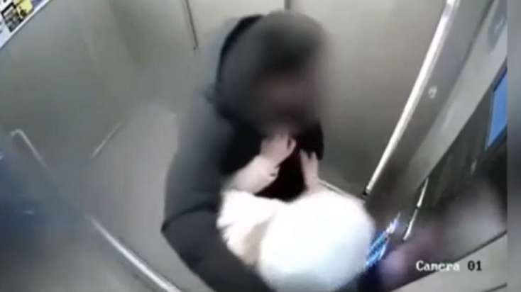 15 yaşlı qızı liftdə öpmək istədi: Qapılar açılanda dəhşətə gəldi - Qızın atası... / VİDEO