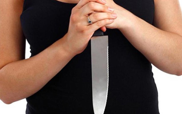 Yuxuda oğlunun öldüyünü görən qadın özünü bıçaqladı