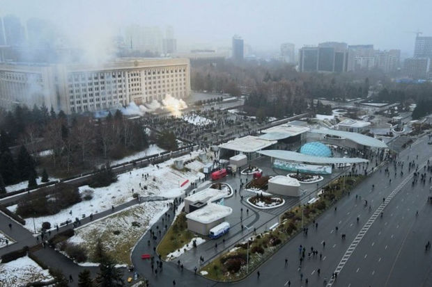 В центре Алматы продолжается стрельба, есть погибшие