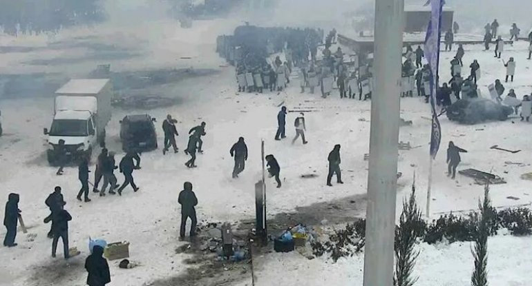 Saxlanılan iğtişaşçılar onlara pul  və içki verildiyini deyiblər