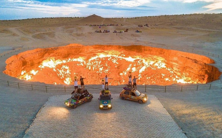 Türkmənistan Prezidenti 51 ildir yanan “Cəhənnəm qapıları”nı söndürməyi tapşırıb