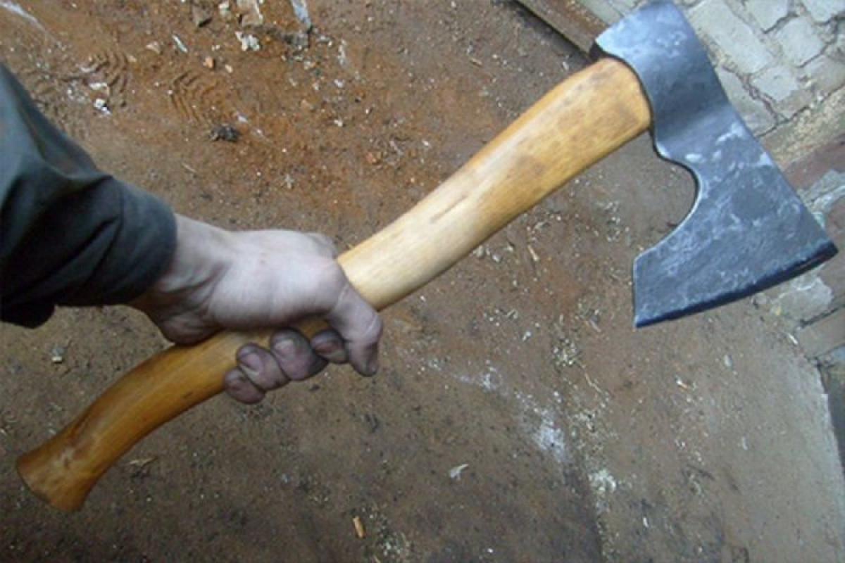 Bakıda ər arvadını balta ilə doğrayıb