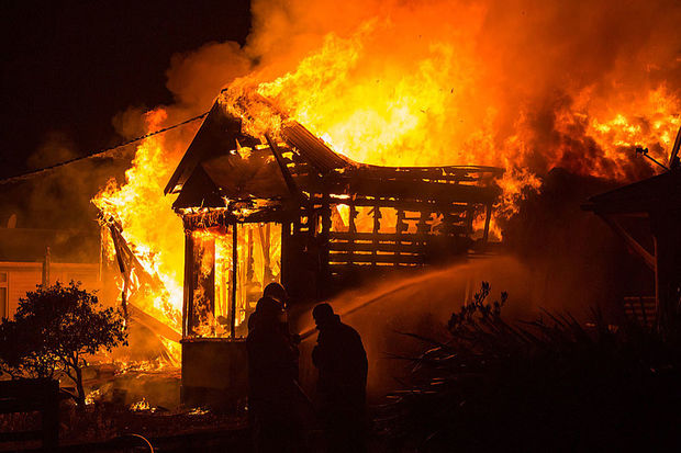 İkimərtəbəli ev külə döndü: Yataq xəstəsi yanaraq öldü
