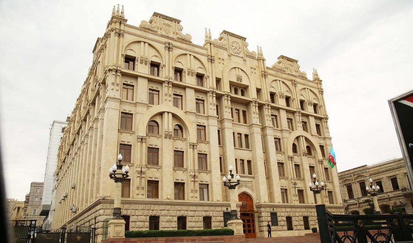 Sumqayıtda bayraqla avtomobil təmizləyən 72 yaşlı şəxs saxlanılıb