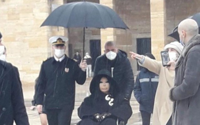 Bülent Ersoyun əsgərlə olan görüntüsü tənqid olundu - Fotolar