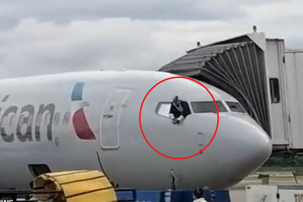 Təyyarə sürmək arzusunu yerinə yetirmək üçün kabinəyə soxuldu və hər şeyi xarab elədi – FOTO/VİDEO