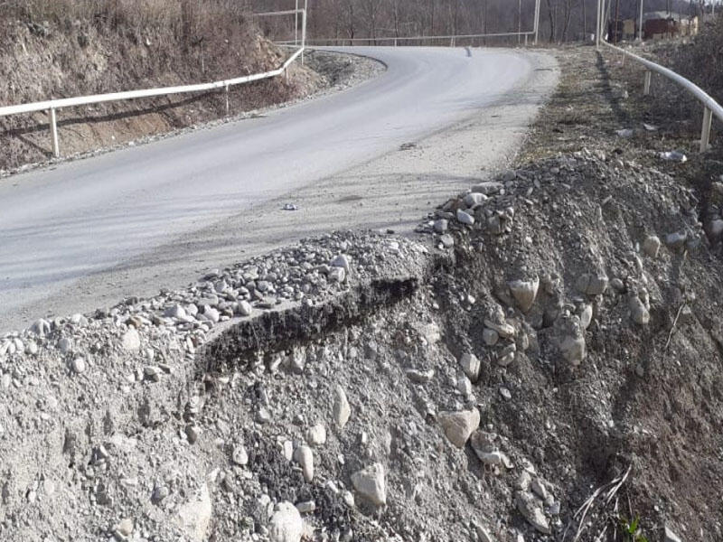 Şamaxıda sürüşmə olub, yeni çəkilən yol dağılıb