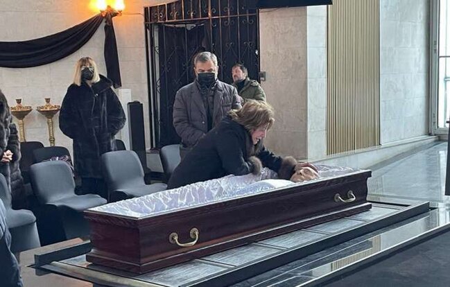 Vəzirovun tabutu başında ağlayan qadın KİMDİR? - VİDEO