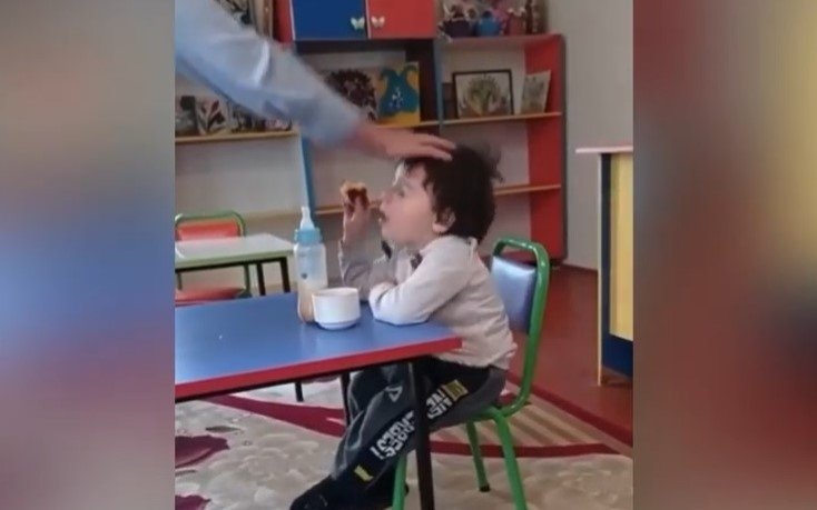 Azərbaycanda dəhşət: Tərbiyəçi bağçada uşağı döydü - VİDEO