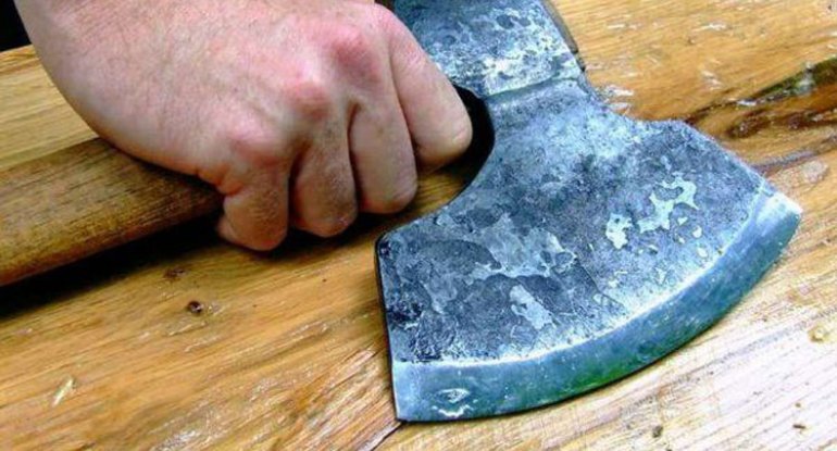 В Хачмазе скончалась женщина, которую сын тяжело ранил топором