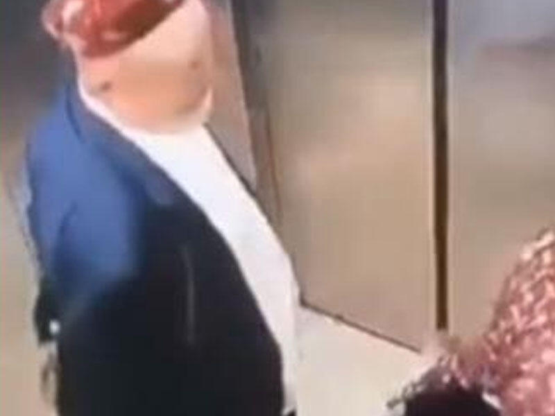 Liftdə kamera olduğunu bilməyən yaşlı cütlük biabır oldu - VİDEO