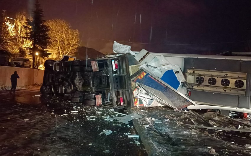 Türkiyədə sərnişin avtobusunun qəzaya uğraması nəticəsində 15 nəfər xəsarət alıb