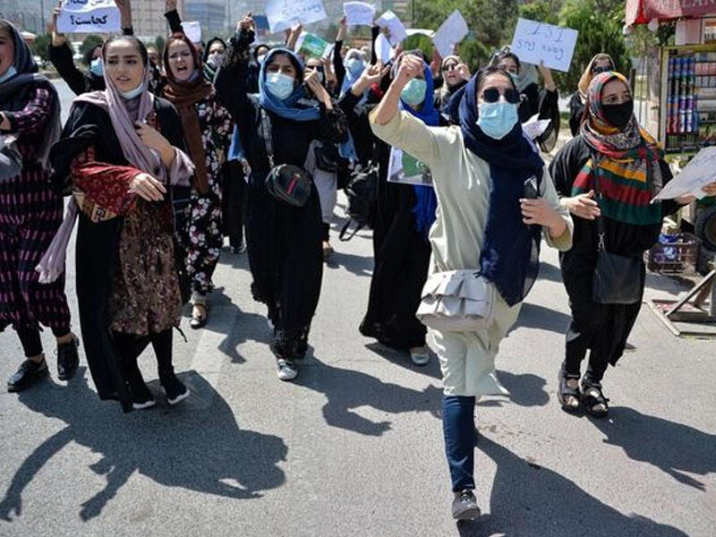 Əfqanıstanda qadınlar küçələrə axışdı: “Taliban” onları gözyaşardıcı qazla qovdu