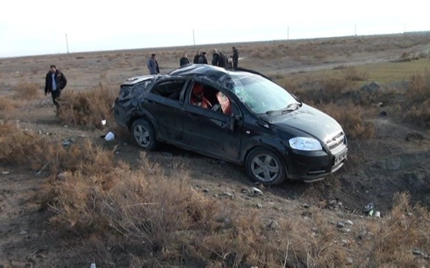 Salyanda avtomobil aşıb, ata və oğul xəsarət alıb