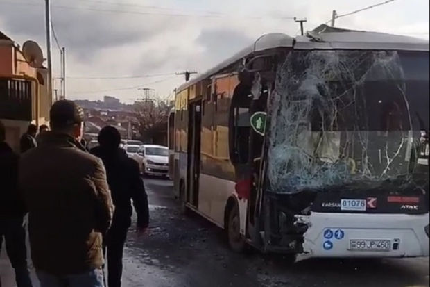 Bakıda ağır avtobus qəzası: Xəsarət alan var - VİDEO