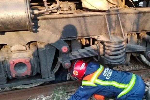 Rusiyalı içib dəmir yolunda yatdı, üzərindən qatar keçsə də, xəsarət almadı – VİDEO