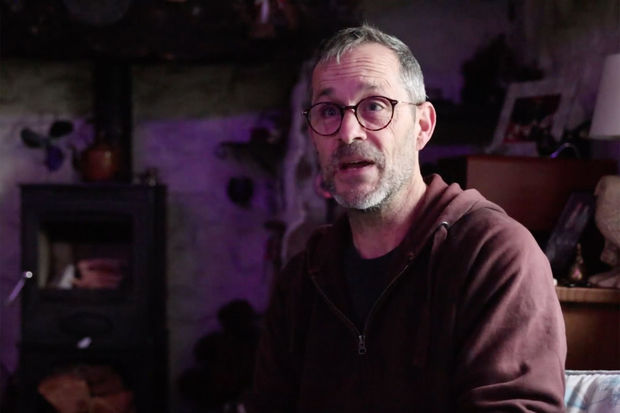 Мужчина нашел в своем саду римское кольцо возрастом 2 000 лет - ФОТО