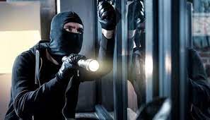 Neftçalada marketə basqın olub