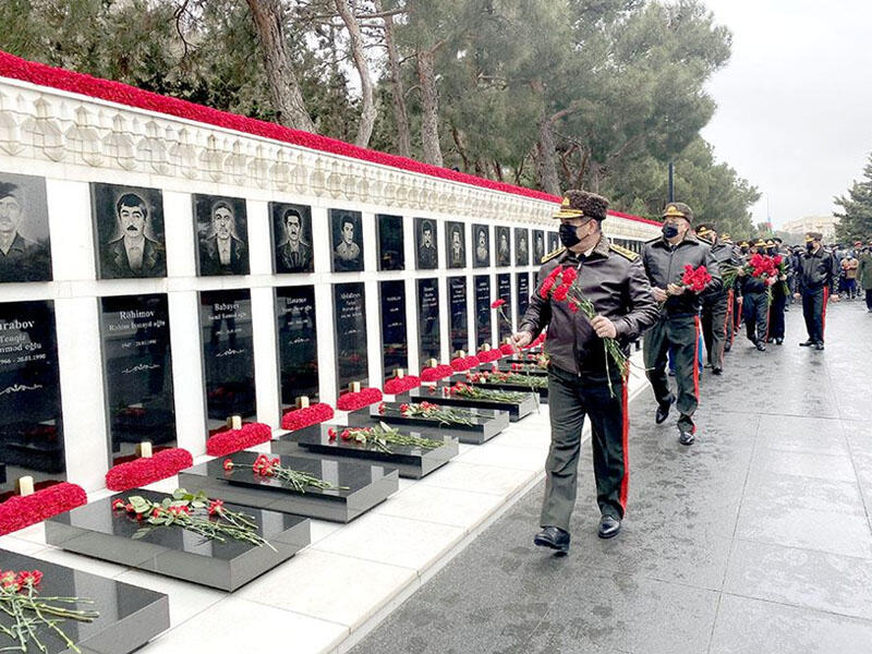 Müdafiə Nazirliyinin rəhbərliyi Şəhidlər xiyabanını ziyarət etdi - FOTO