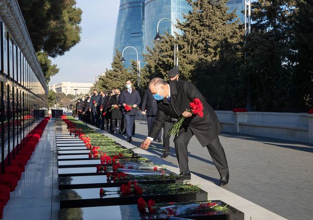 DTX əməkdaşları Şəhidlər xiyabanını ziyarət edib - FOTO