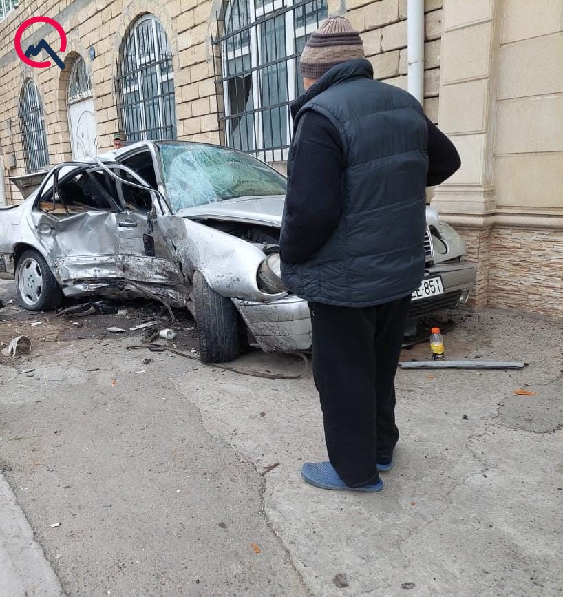 Maşın ağaca çırpıldı, sürücü yaralandı - Foto