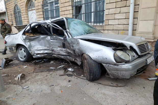 В Гяндже автомобиль врезался в дерево - ФОТО