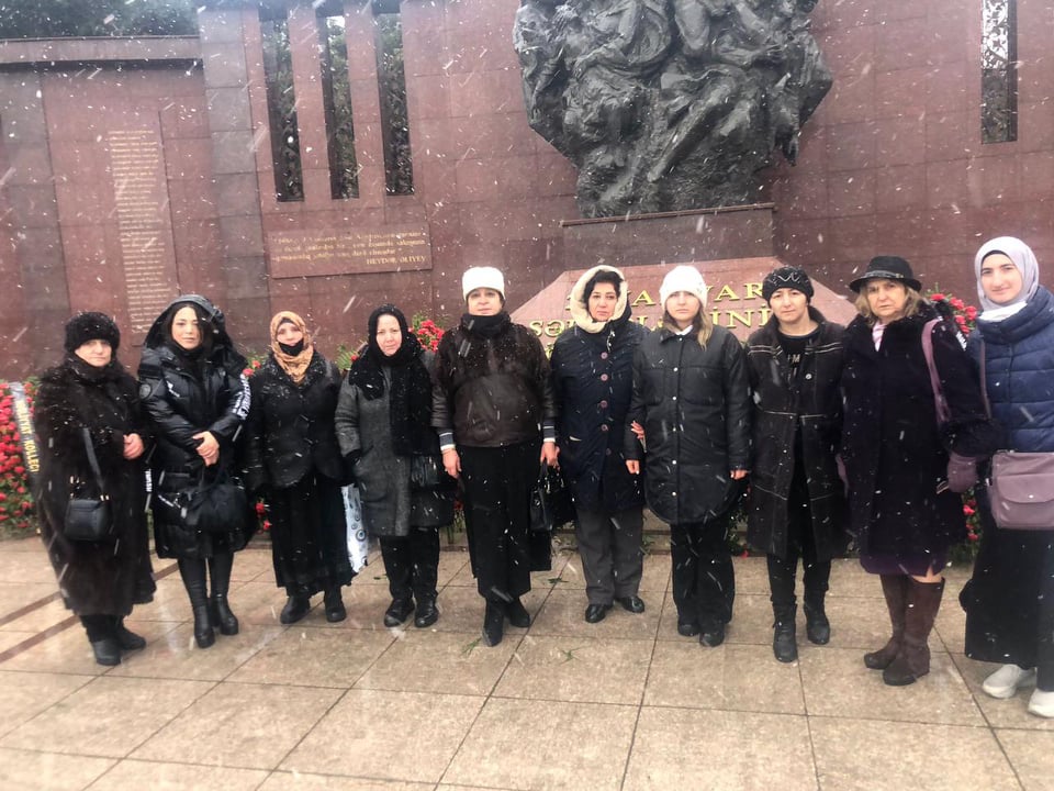 QHT-nin qadın rəhbərləri 20 Yanvar abidəsini ziyarət edib, dünya birliyinə müraciət ünvanlayıblar
