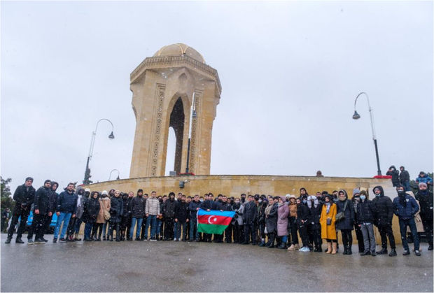 Gənclər təşkilatlarının nümayəndələri Şəhidlər xiyabanını ziyarət ediblər - FOTO