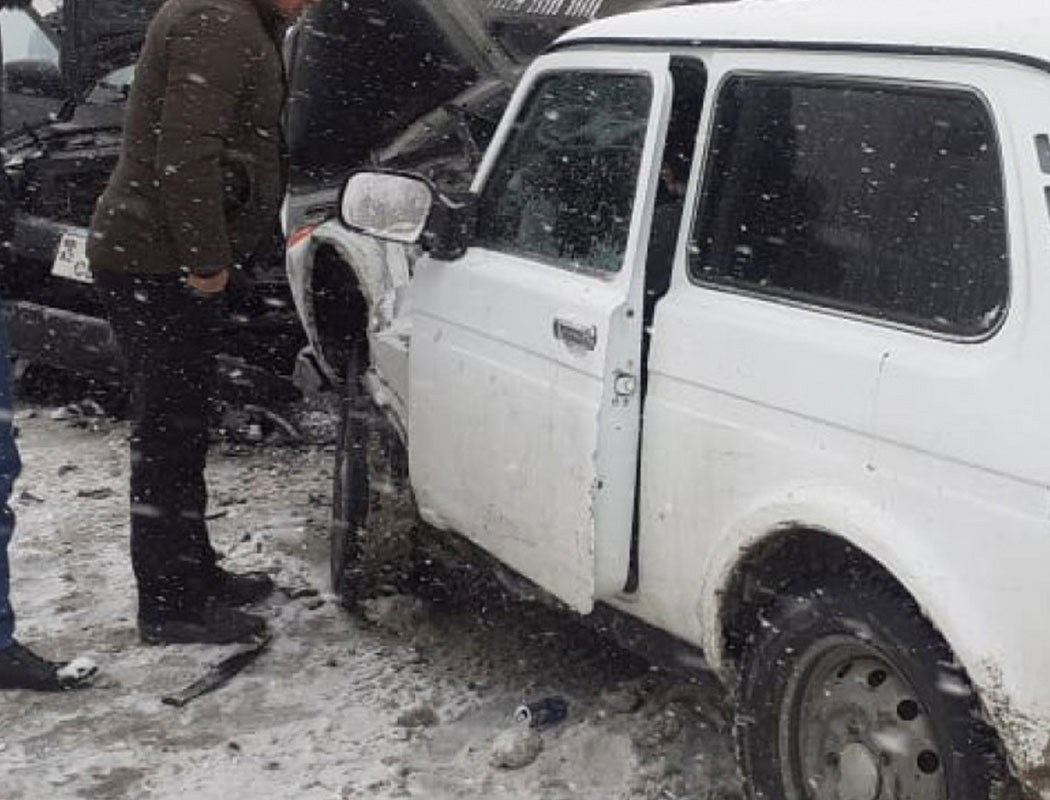 Gədəbəydə buzlu yol avtomobil qəzasına səbəb olub, xəsarət alanlar var