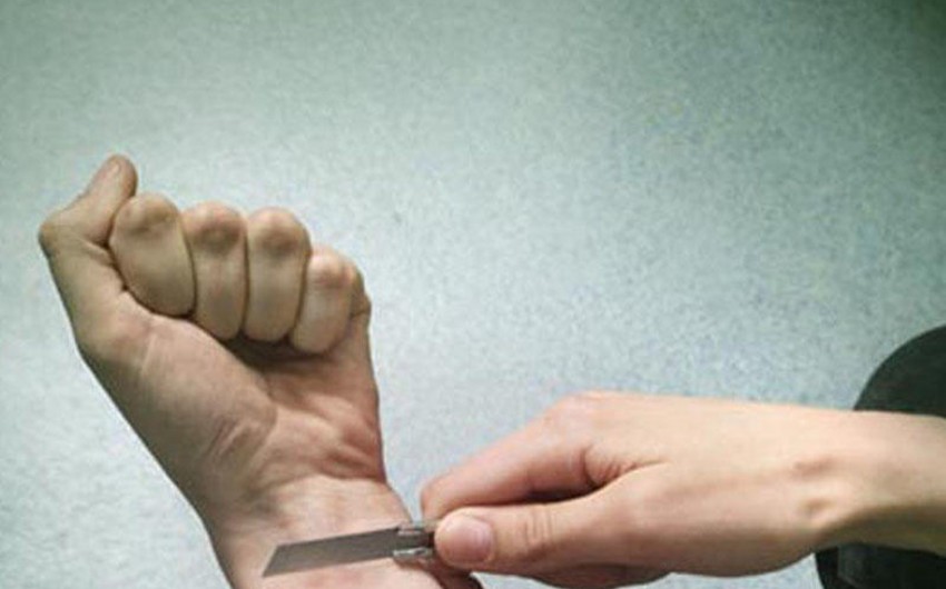 Nərimanovda kişi damarlarını kəsib