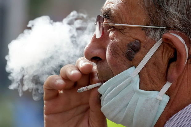 Ученые оценили риск столкновения с тяжелой формой COVID-19 у курильщиков