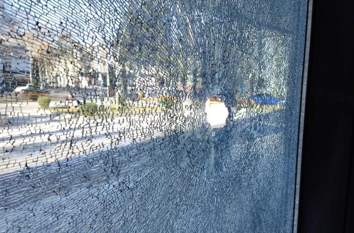 Mingəçevirdə Heydər Əliyev Mərkəzinin şüşəsi sındırıldı - FOTO