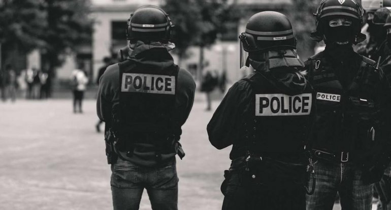 ABŞ-da polisin öldürdüyü şəxsin əlindəki silahların saxta olduğu üzə çıxdı