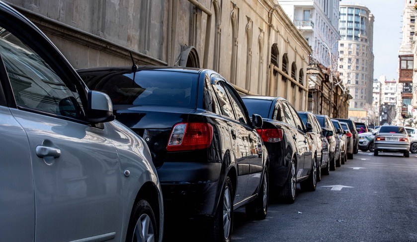 Avtomobilini yolun hərəkət hissəsində saxlayanlar 40 manat cərimələnəcək