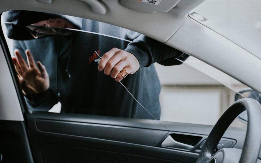 Bakıda avtomobildən 11 min manat pul oğurlanıb