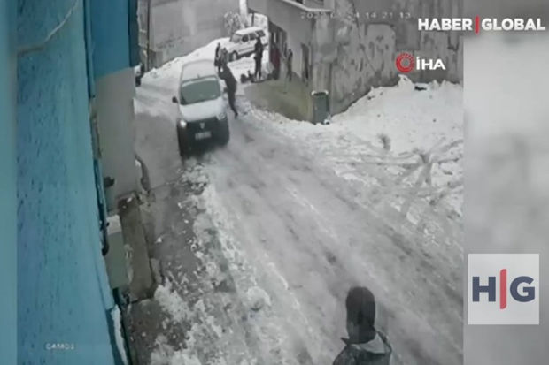 Türkiyədə qarın səbəb olduğu qəza: Avtomobil qalxmaq istədiyi yolda geriyə sürüşdü – ANBAAN VİDEO