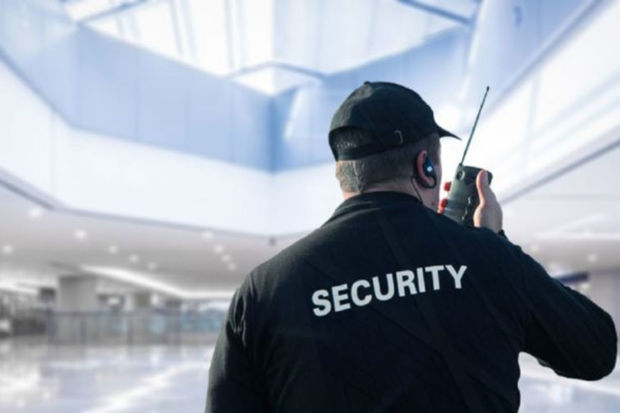 В Баку охранника завода ударили камнем по голове и обокрали